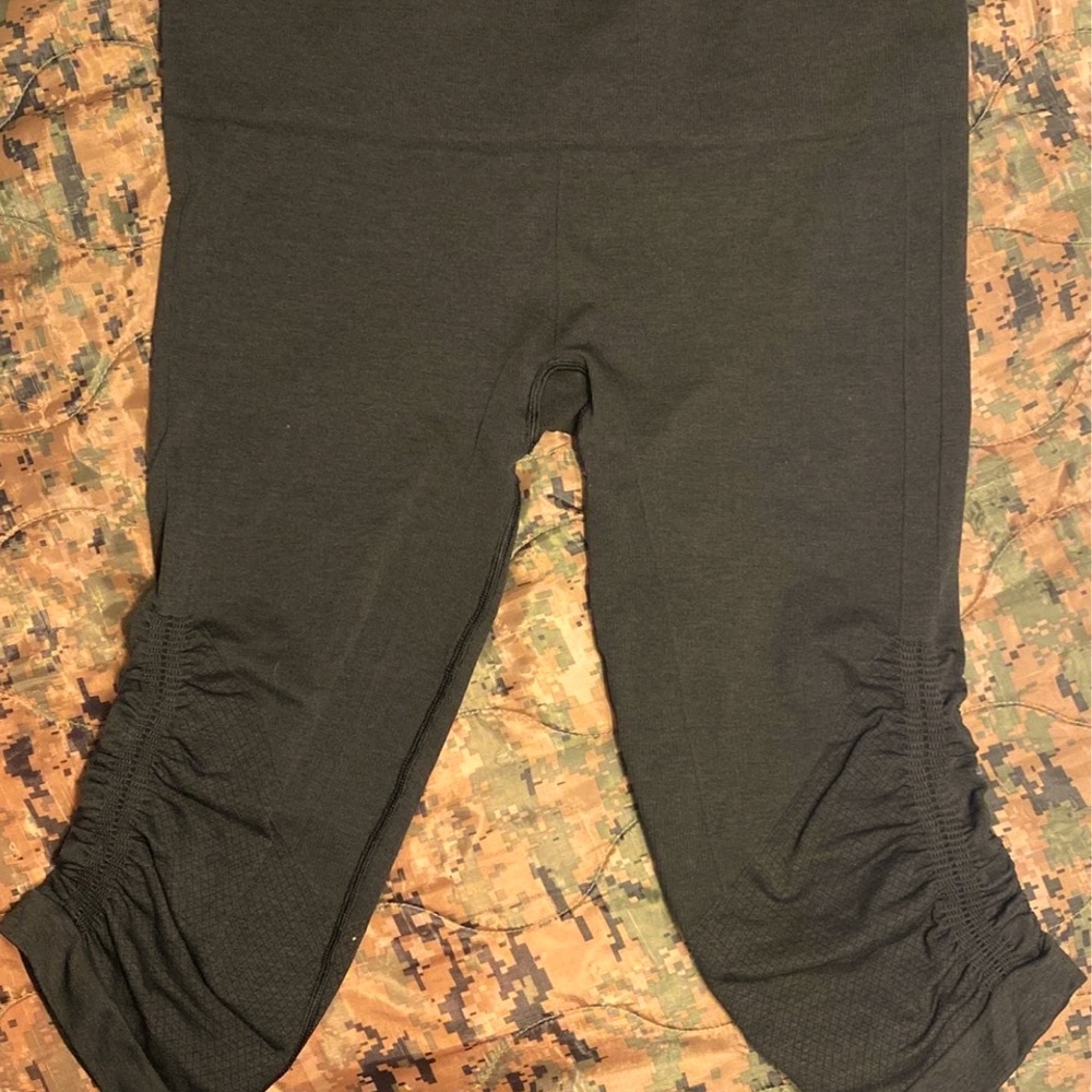 Lululemon Black Cropped Rouched Leggings - in the flow/align series size 6